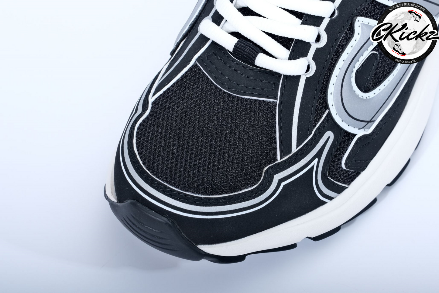 Reflective Runner V2 Black & White