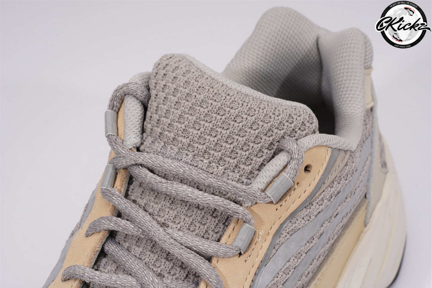 Yzy 700 V2 Cream