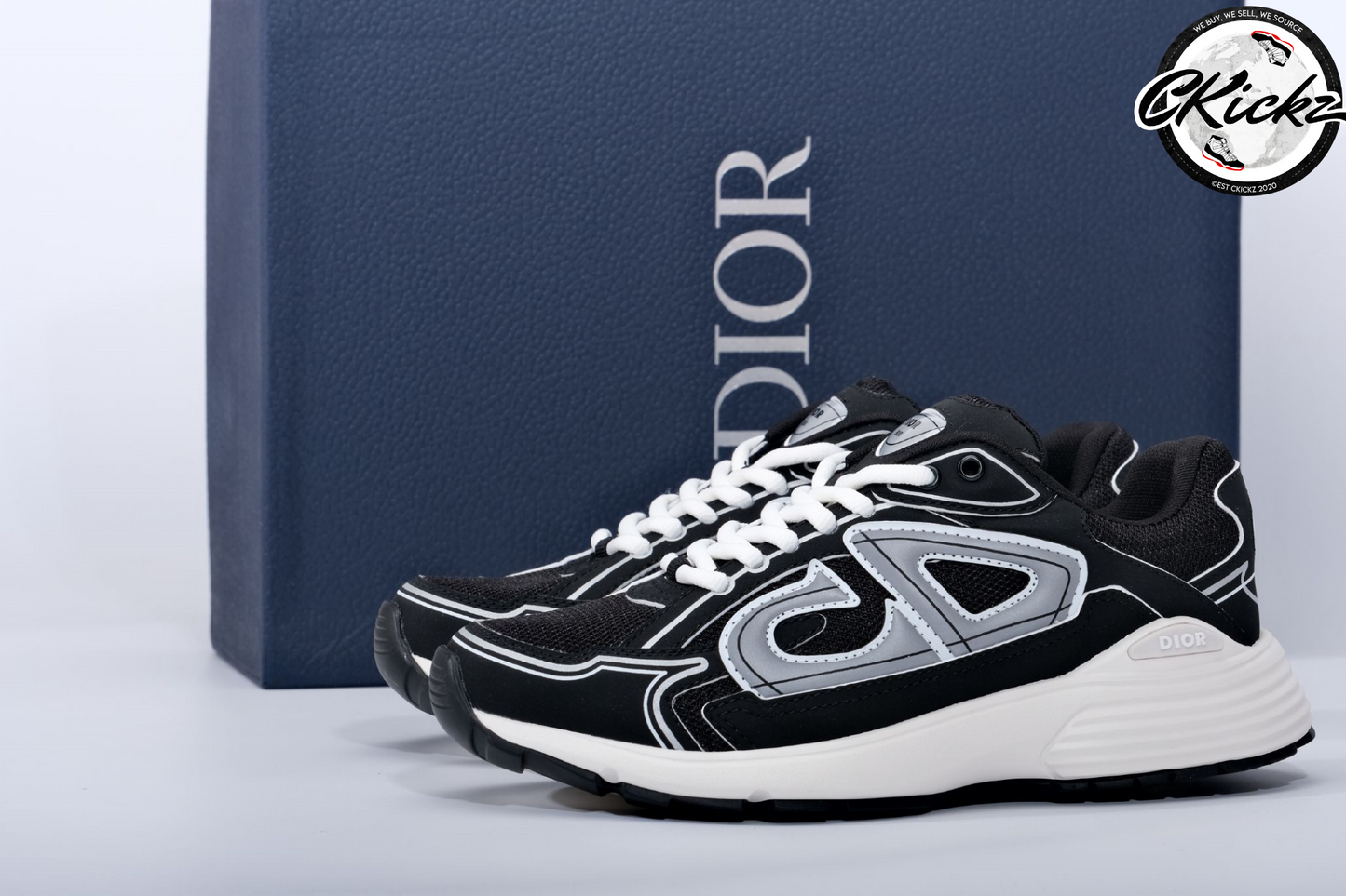 Reflective Runner V2 Black & White