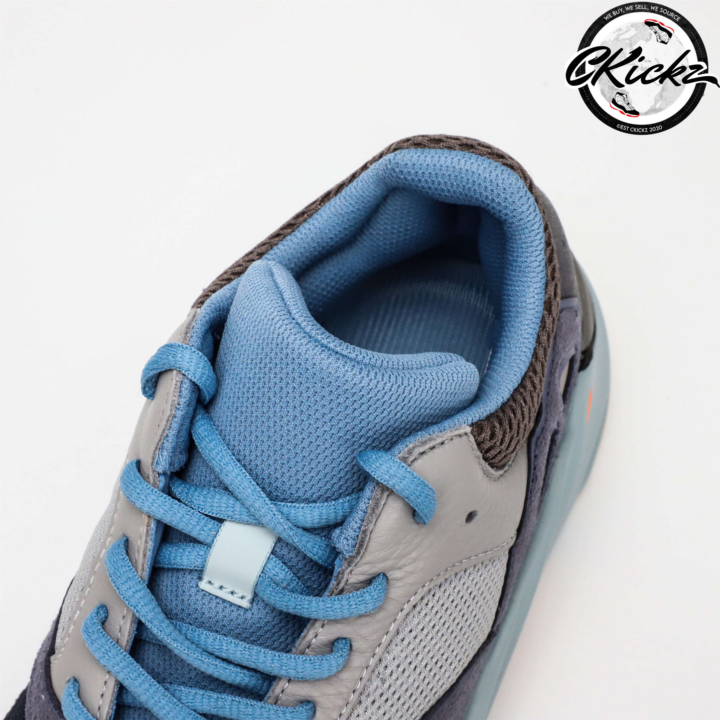 Yzy 700 Carbon Blue