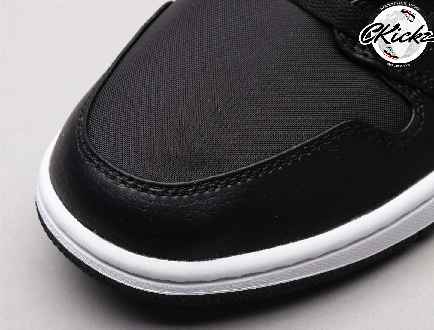 Retro Mid Black University Gold Trainers