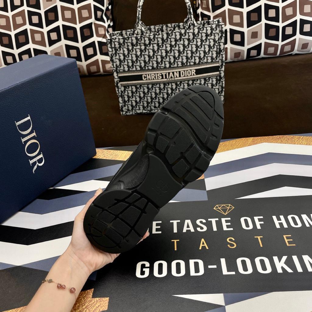 Black Sculpted Mesh Runner