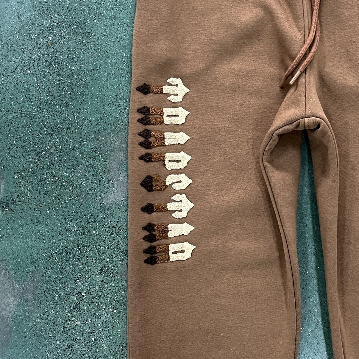 TS CHENILLE DECDODED2.0 HOODIE TRACKSUIT-BISON
